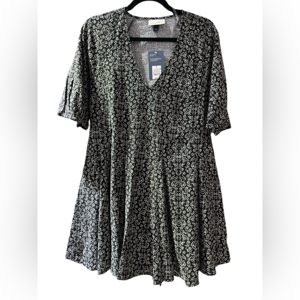 Universal Thread Black and White Floral Blouse